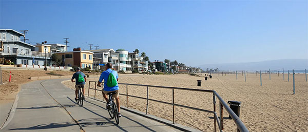 Biking The Strand in Manhattan Beach | Photo: Yuri Hasegawa