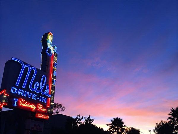 梅尔的汽车餐厅（Mel's Drive-in）